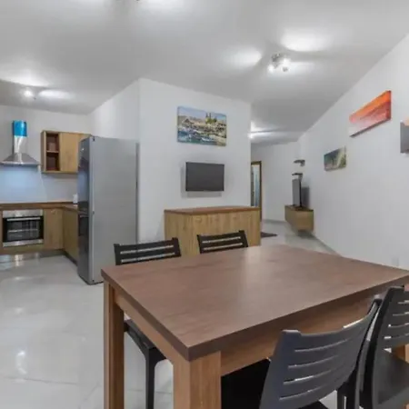 Two Bedroom 1 Minute Away From The Seafront Apartment *