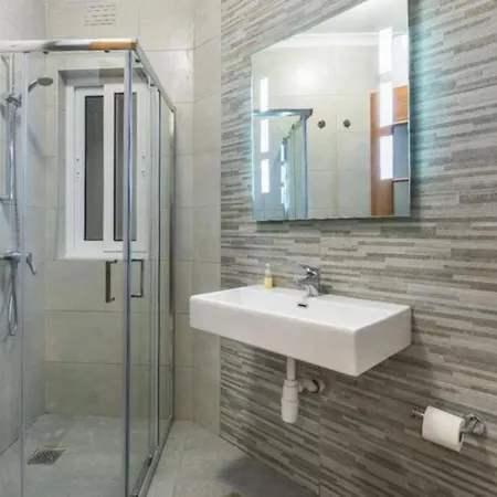Two Bedroom 1 Minute Away From The Seafront 马尔萨什洛克
