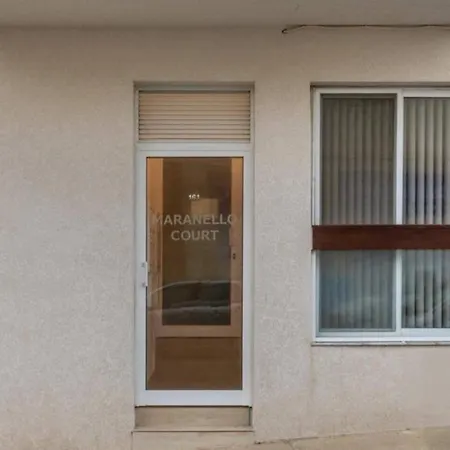 Two Bedroom 1 Minute Away From The Seafront 公寓
