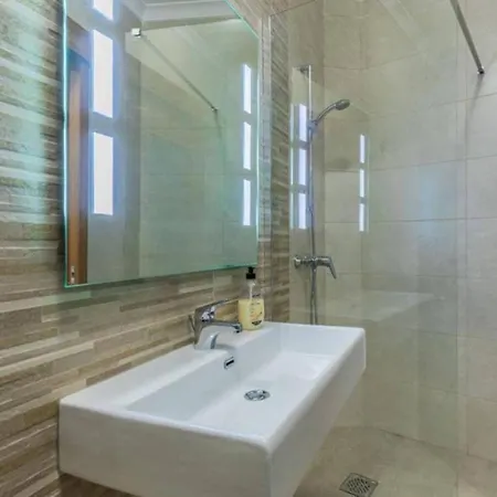 Two Bedroom 1 Minute Away From The Seafront 公寓 *