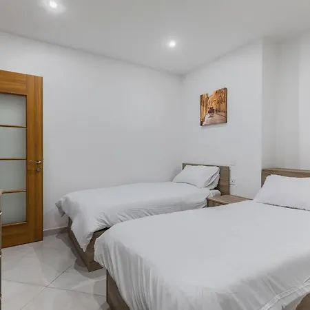 Two Bedroom 1 Minute Away From The Seafront * 马尔萨什洛克